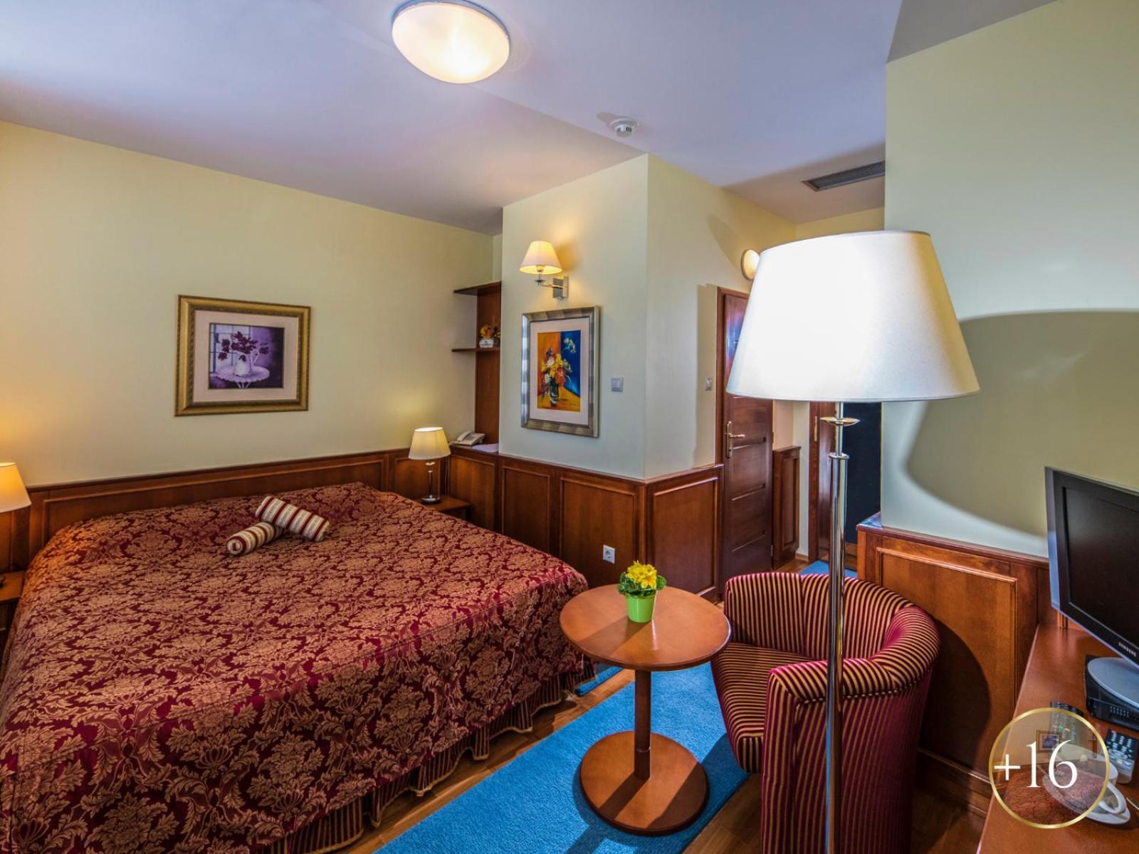 Szarvaskút Hotel Zirc Zewnętrze zdjęcie